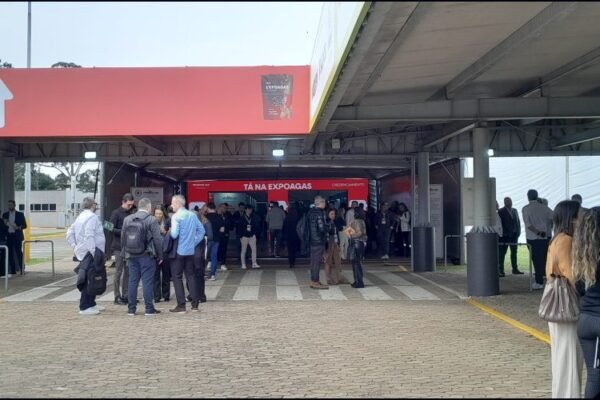 Feira ExpoAgas 2025 : primeiro dia foi de estandes movimentados e corredores lotados