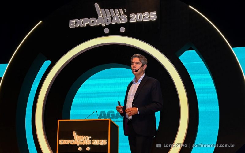 Economista Ricardo Amorim na ExpoAgas 2025 - sortimentos.com.br