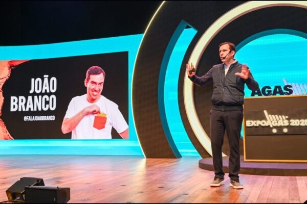 Feira Expoagas 2025 : João Branco destaca autenticidade e empatia para alavancar negócios na palestra “Desmarketize-se” Feira Expoagas 2025 : João Branco destaca autenticidade e empatia para alavancar negócios na palestra “Desmarketize-se”