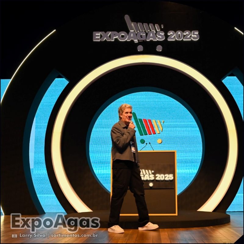 Rogerio Flausino na Feira ExpoAgas 2025 : vocalista do Jota Quest falou sobre sua trajetória na palestra "Dias melhores" - feirascomerciais.com