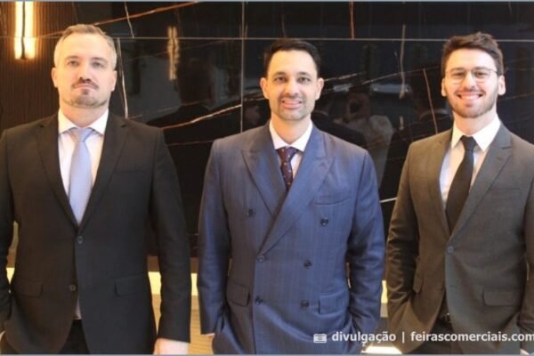 MBW Advocacia participa da Convenção de Supermercados de Tramandaí 2025 Pedro Pandolfo, Mozarth Wierzchowski e Roberto Beninca, sócios da MBW Advocacia - feirascomerciais.com