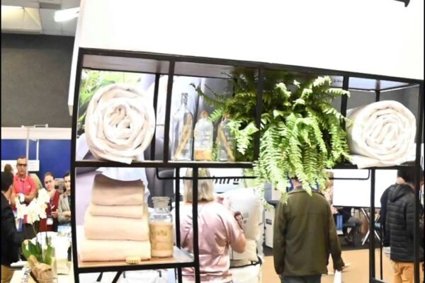 Expositores do Encatho & Exprotel 2026 : Altenburg exibirá suas novidades em roupas de cama, toalha, travesseiros, colchas e peseiras